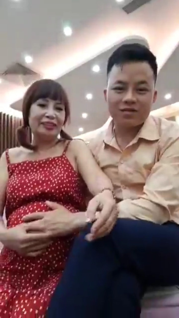 Chuyện tình "bà cháu" liên tục nhận được sự quan tâm của công chúng khi cả hai lên mạng xã hội chia sẻ về chuyện tình yêu, cùng nhau đi làm đẹp và hình ảnh cô dâu 62 tuổi mang bầu xuất hiện tràn lan.