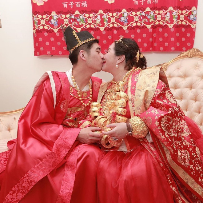 Giữa năm 2019, Siêu Doanh tổ chức lễ đính hôn với bạn trai tên Tân Kỳ Long (Thomas Xin Qilong). Kỳ Long sinh năm 1998 tại Cáp Nhĩ Tân (Trung Quốc). Năm 2016, anh chàng từng gây chú ý khi trở thành người thứ 2 của thành phố phía đông bắc Trung Quốc trúng tuyển vào Đại học Harvard (Mỹ).