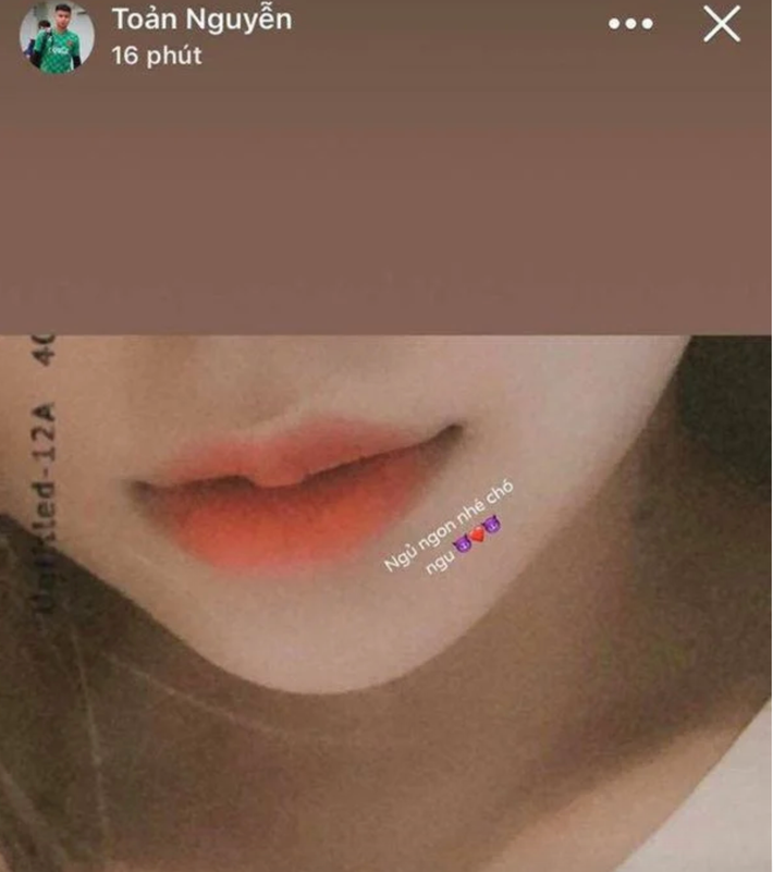Thủ môn quê Hải Phòng cũng âu yếm chúc ngủ ngon và gọi bạn gái là "chó ngu" trên mạng xã hội.