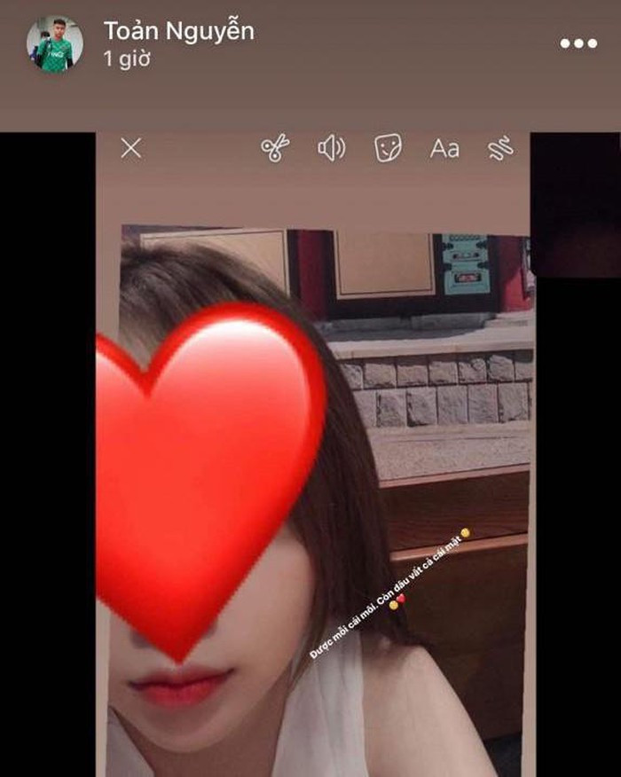 Mặc dù chưa một lần công khai danh tính người yêu nhưng Văn Toản thường xuyên dành những lời mật ngọt cho bạn gái trên mạng xã hội khiến người hâm mộ ghen tỵ.