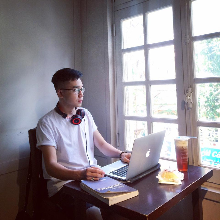 Đa phần những bình luận đều dành tặng Hoài Linh những lời khen về ngoại hình, đặc biệt một số bạn còn cho rằng nếu được học thầy thì chắc chắn họ sẽ chăm chỉ học hành hơn rất nhiều.