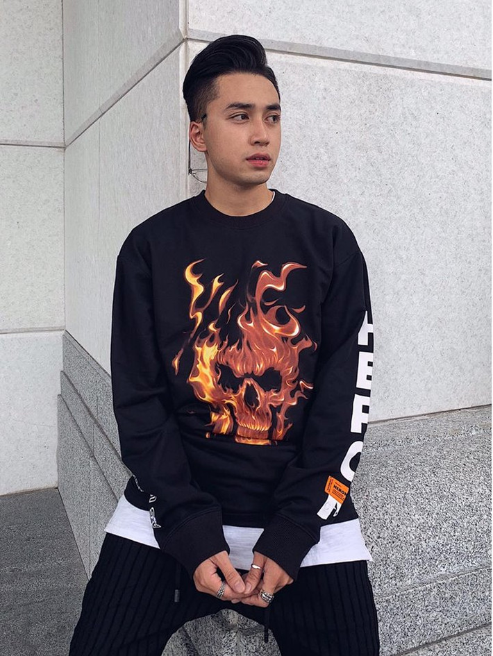 Sau thời gian tìm kiếm, danh tính thầy giáo hot boy trong tấm ảnh đã lộ diện. Đó là Vũ Hoài Linh (sinh năm 1995) hiện đang là giảng dạy bộ môn tâm lý, tư vấn hướng nghiệp tại trường Nguyễn Bình Khiêm (Hà Nội).