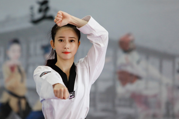 Châu Tuyết Vân (sinh năm 1990) được mệnh danh "hot girl taekwondo", "hoa khôi làng võ" nhờ tài năng nổi bật cùng ngoại hình xinh xắn. Năm 2019, Tuyết Vân gây ấn tượng khi đoạt HCV tại SEA Games 30. 9X từng xuất sắc giành 5 HCV liên tiếp ở Giải vô địch thế giới và 2 HCV giải châu Á. Vốn quen với lịch tập luyện dày đặc, liên tục tham gia các giải đấu, việc phải tạm ngừng nhiều hoạt động do dịch bệnh bùng phát suốt thời gian qua cũng khiến 9X gặp những khó khăn nhất định.