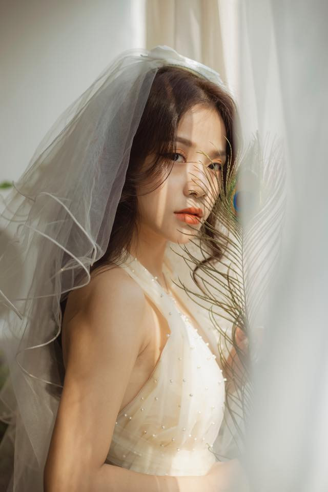 Mới đây, trên trang fanpage của mình, tình cũ của Đặng Văn Lâm là Thương Võ đăng tải hình ảnh xinh như mộng trong trang phục váy cưới. Vốn là một hot girl nổi tiếng, vẻ đẹp của cô nàng càng được tôn lên trong bộ váy đặc biệt này.