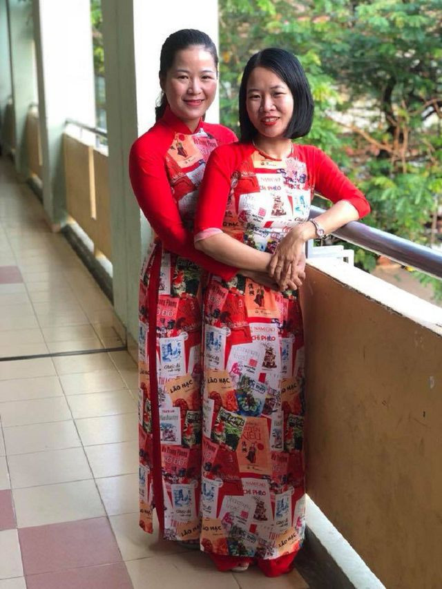 Trước đó, một nhóm cô giáo dạy văn tại trường THPT Lê Thánh Tôn (quận 7, TP HCM) cũng đã từng "lăng xê" cho mốt áo dài in tác phẩm văn học này. Những chiếc áo dài độc đáo thậm chí khiến giáo viên dạy Hoá và Toán cũng "xiêu lòng", hỏi bằng được địa chỉ để tìm mua.