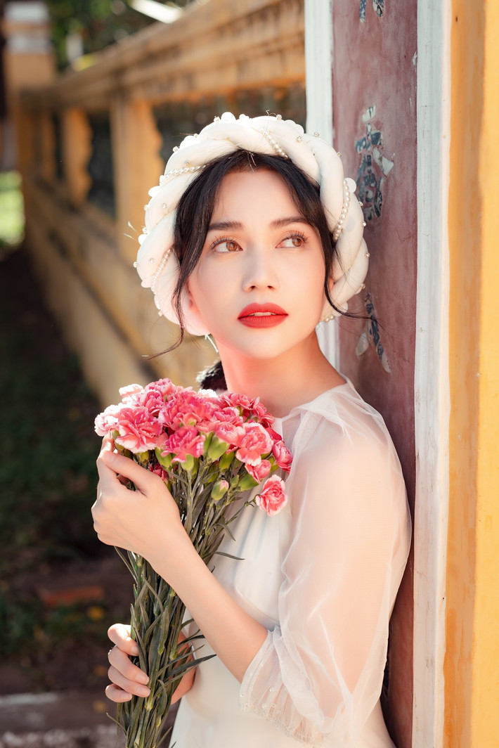 "Chỉ cần bạn đẹp, bạn diện cái giẻ rách cũng đẹp, huống gì là mấy đồ fake", "Bả đẹp như này cơ mà, ảnh thường thôi cũng thấy đẹp ấy" là những bình luận của CĐM về nhan sắc của Sĩ Thanh.