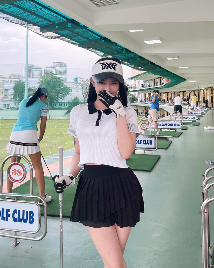 Cô nàng cũng gia nhập bộ môn dành cho giới nhà giàu là golf.