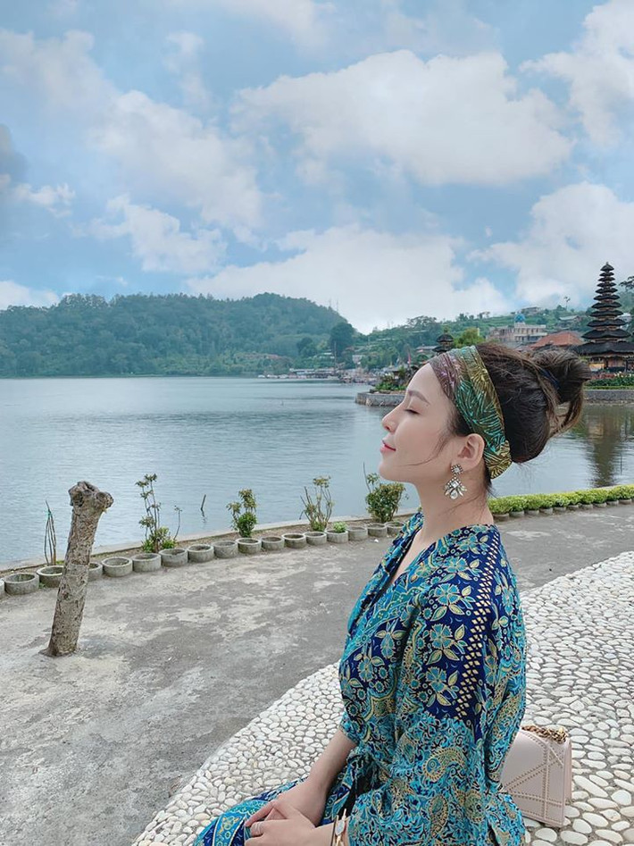 Hiện tại, hot girl vẫn chưa lên tiếng cho việc này. Cô nàng thản nhiên đăng ảnh xinh đẹp kèm trạng thái yêu đời.