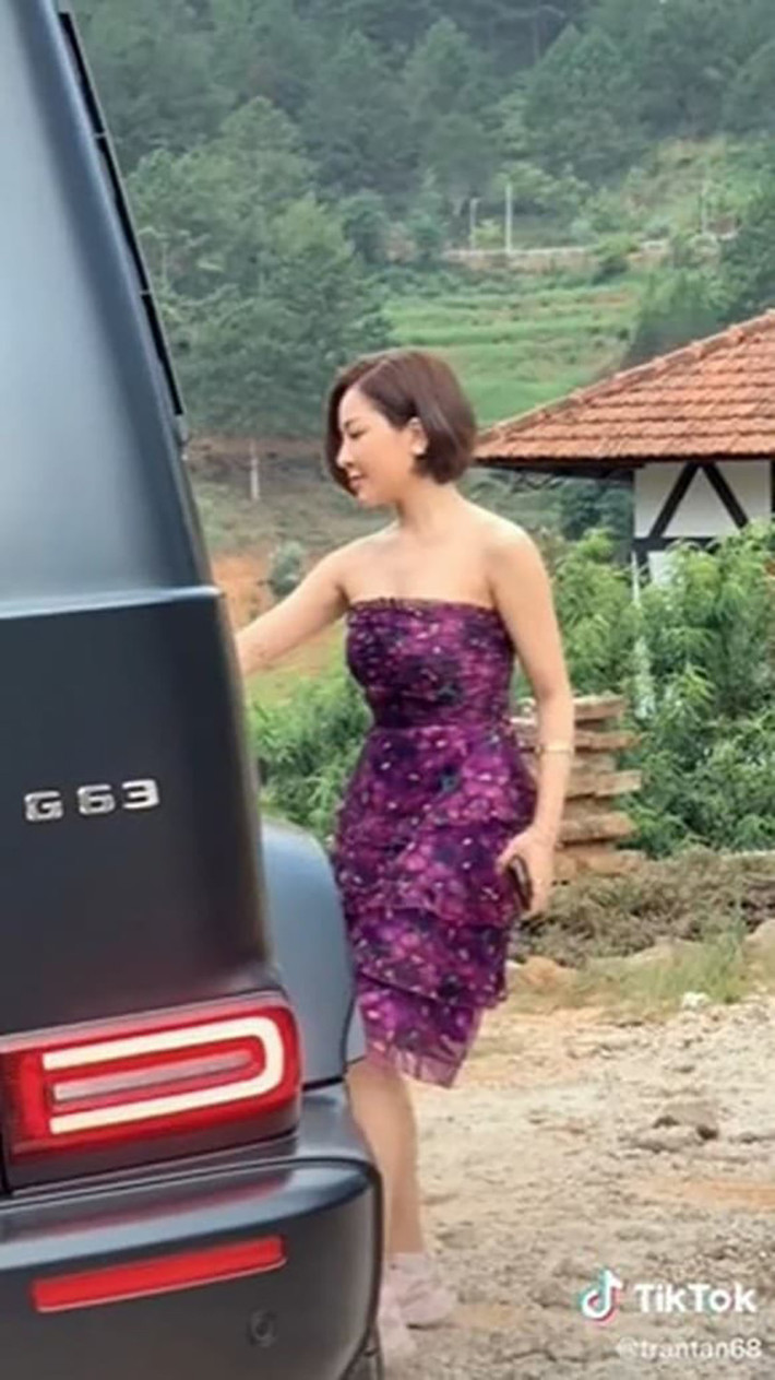 Mới đây, hình ảnh hot girl Trâm Anh có mặt tại Đà Lạt, được đưa đón bởi một chiếc Mercedes G63 AMG có giá khoảng hơn 13 tỷ đồng được lan truyền với tốc độ chóng mặt trên mạng xã hội.