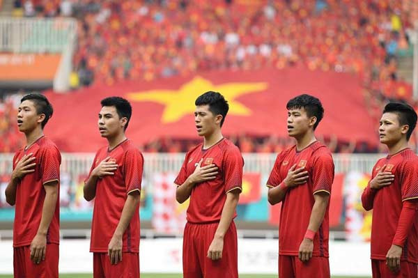 "Khi bạn đang mặc vest ngồi nhà xem bóng đá như ban tổ chức SEA Games vẫn muốn bạn vào sân", "Tưởng Trọng Ỉn lại như hoàng tử Brunei, không có trong danh sách nhưng vẫn vào đá chứ" - Người hâm mộ hài hước bình luận.