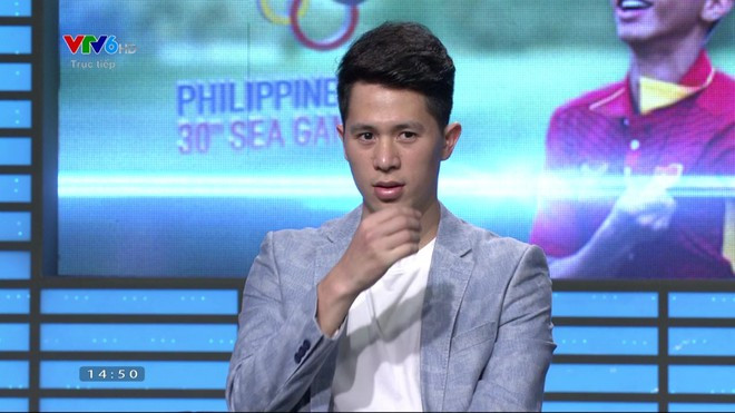 Không thể cùng tuyển U22 tham dự SEA Games 30 tại Philippines, chiều ngày 25/11, Đình Trọng bất ngờ xuất hiện trên sóng truyền hình để bình luận trước trận U22 Việt Nam - U22 Brunei.