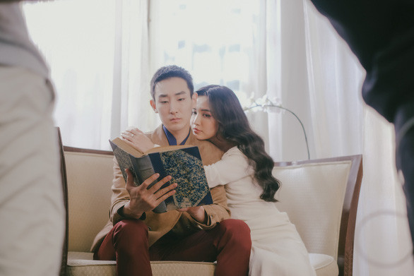 MV Một cú lừa là tự sự của một cô gái yêu hết mình nhưng bị bạn trai phụ bạc. Tạo hình của ca sĩ Bích Phương trong MV nhận được nhiều khen ngợi, nữ ca sĩ vừa quyến rũ, gợi cảm và biết diễn bằng mắt để thể hiện cảm xúc của bài hát.