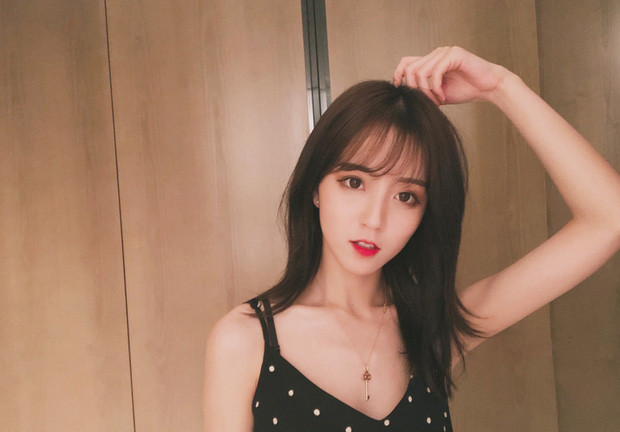 Ly Ca là hot girl có tiếng trên mạng xã hội Trung Quốc nhờ ngoại hình xinh đẹp lại vừa có một giọng ca trong trẻo trời phú.