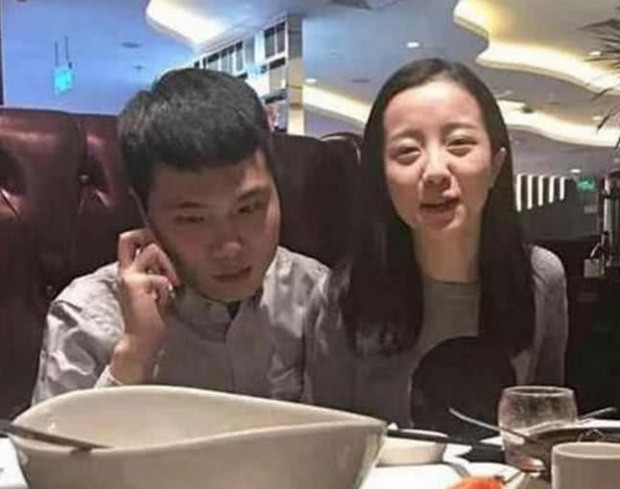 Có thể thấy rõ, Ly Ca sở hữu nhan sắc vô cùng tầm thường với khuôn mặt lộ rõ vẻ mệt mỏi, bọng mắt to, cánh mũi lớn và trông mập mạp chứ không phải mặt V-line như trên hình.
