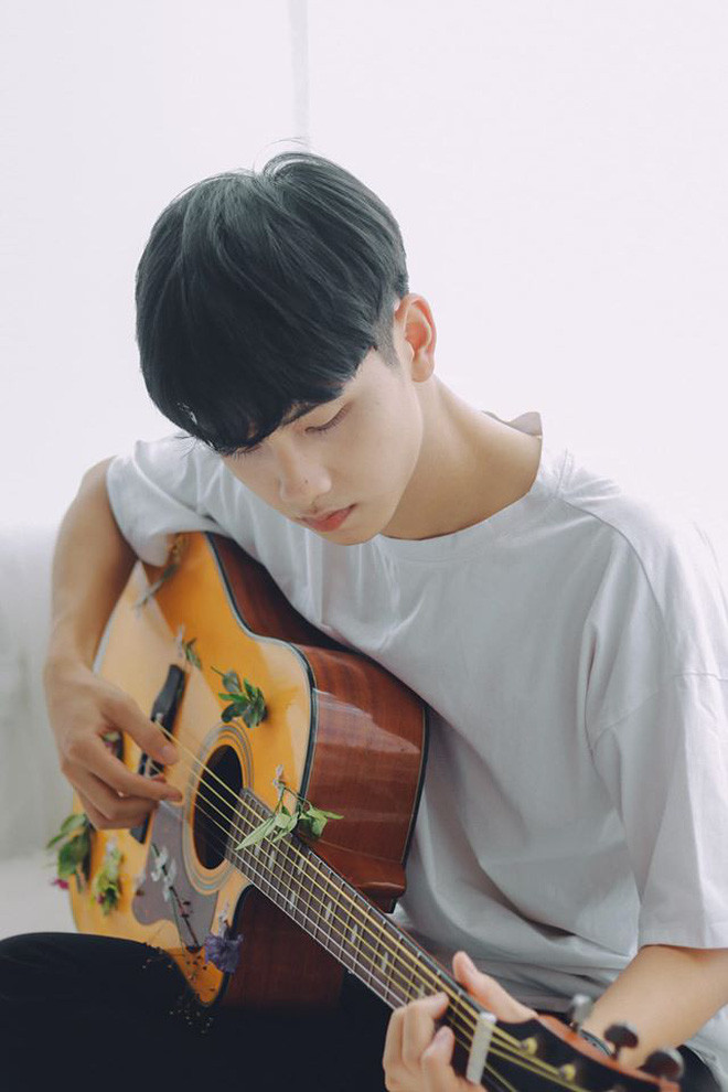Dũng sở hữu ngoại hình y hệt như những hot boy Hàn Quốc với đôi mắt nhỏ, sống mũi cao, nước da trắng và mái tóc bồng bềnh vô cùng thư sinh.