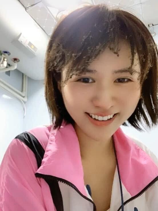 Mới đây, trên diễn đàn "Không sợ chó" đăng tải hình ảnh một cô gái có phần tóc mái bị cháy xém nham nhở trông rất hài hước.