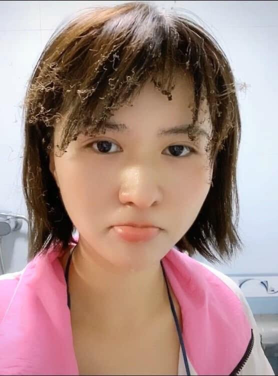 Không chỉ chú ý với mái tóc hỏng hết sức buồn cười, dân mạng còn thích thú với biểu cảm của cô gái này. Dù tóc hỏng hết vì nấu nướng nhưng trông cô nàng vẫn xinh đẹp, đáng yêu và rất cuốn hút.