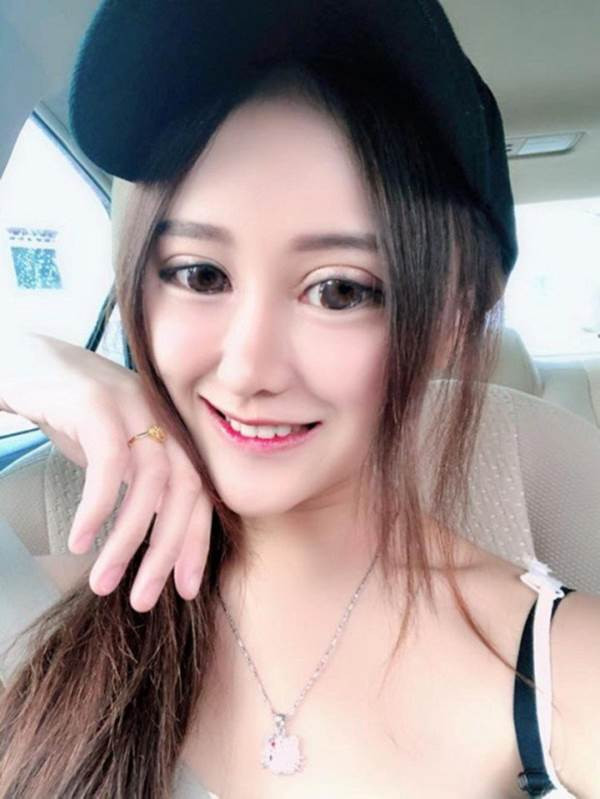 Camy Chong thường đeo lens để khiến đôi mắt trông to và long lanh hơn nhưng điều này vô tình lại khiến cô trông giống với những cô búp bê bằng nhựa trong lồng kính.