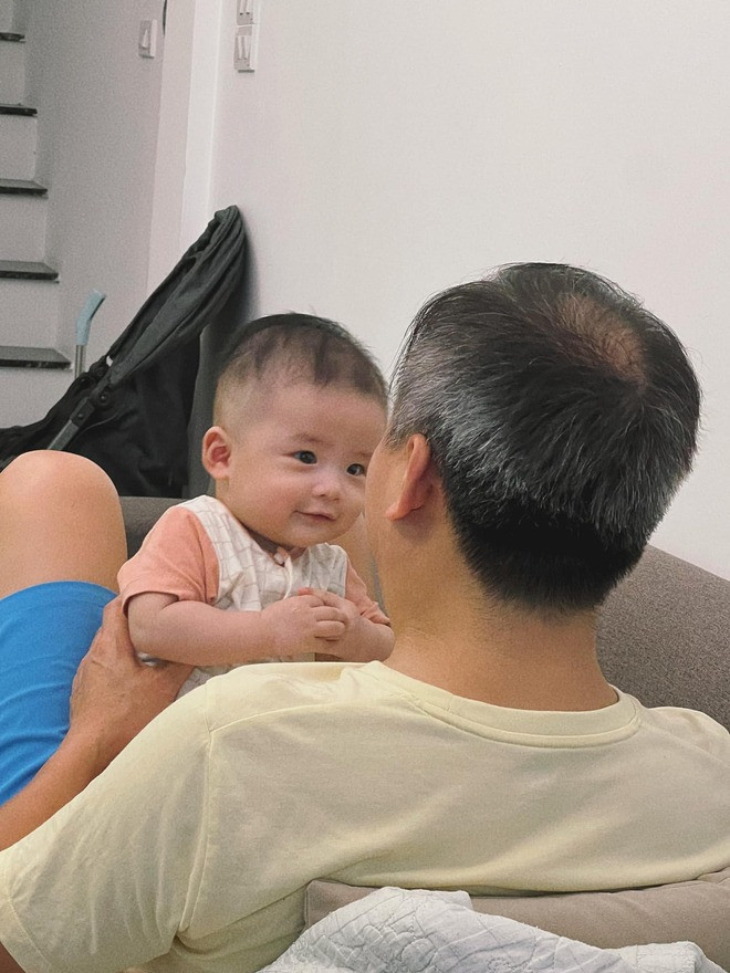 Phụ nữ sau sinh cần nghỉ ngơi sau cuộc vượt cạn, tâm trạng cũng thoải mái để không bị stress hay suy nghĩ gì nhiều. Chính vậy nhiều người bày tỏ rất ngưỡng mộ với mẹ bỉm: "Được ông ngoại nấu ăn cho thì yên tâm ở cũ rồi", "lúc mới đẻ quan trọng nhất là tinh thần, có ông ngoại yêu thương thế này thì mẹ bỉm yên tâm chăm con rồi nhé".