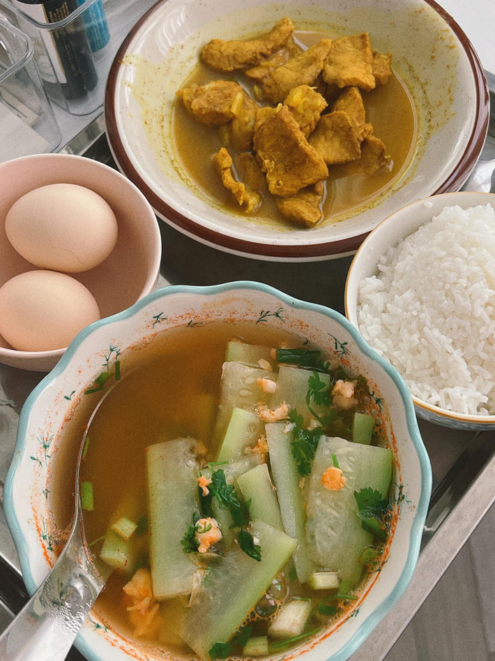 Được biết, thời gian ở cũ, chị quyết định về nhà bố mẹ đẻ. Suốt 6 tháng, từ khi con lọt lòng đến lúc con biết lật, biết chơi, mẹ chị là người đi chợ mua đồ ăn hàng ngày, còn bố sẽ đảm nhận việc chế biến những thức ăn đó.