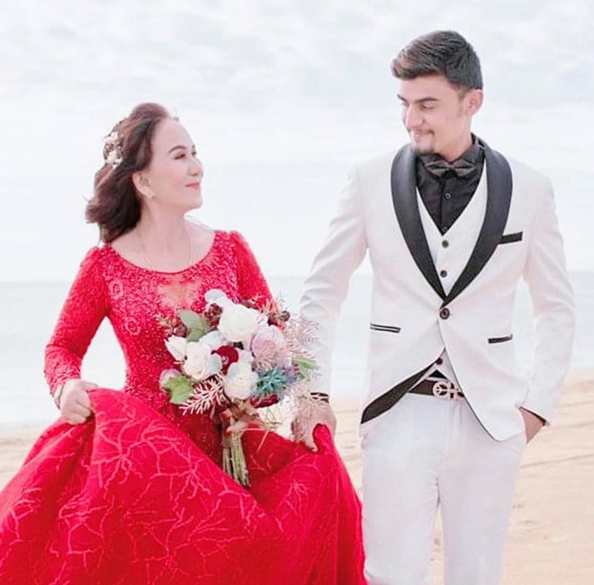 Sau nhiều nghi ngờ và đồn đoán, cô dâu 65 tuổi Nguyễn Thị Hoa và chồng trẻ đã khẳng định tình yêu của mình bằng việc liên tục đăng tải những bức ảnh tình tứ, không ngại thực hiện bộ ảnh cưới ngọt ngào và lãng mạn để chứng minh.