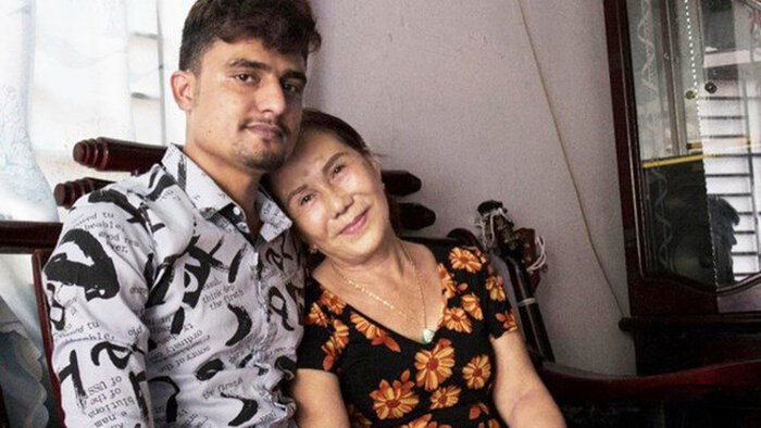 Được biết, chị Hoa và chồng Tây đã đăng ký kết hôn ở Việt Nam nhưng chưa tổ chức đám cưới. Cô dâu 65 tuổi cho biết chuyện tình cảm lệch 41 tuổi của mình được các con cháu trong gia đình, bạn bè và nhiều hàng xóm ủng hộ. Không những vậy, bố chồng chị cũng tác hợp cho con trai và con dâu hơn nhiều tuổi.
