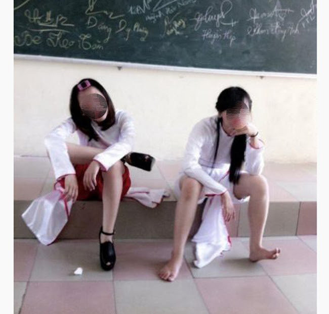Trước những bức ảnh mặc áo dài chẳng giống ai của loạt nữ sinh, cư dân mạng đã từng thẳng thừng lên án các bạn trẻ đang thiếu tôn trọng đối với trang phục truyền thống