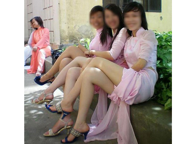 Thậm chí nhiều bạn còn vén quần lên cao nhìn cực kỳ phản cảm.