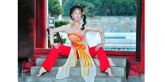 Chưa kể, một vài nữ sinh muốn chơi trội khi tạo dáng "khó hiểu" khiến nhiều người bức xúc.