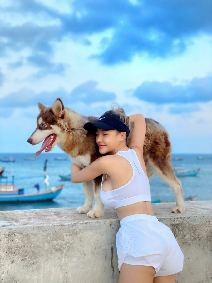 Sự xuất hiện của Ngân 98 từng được cho là sự thay thế hoàn hảo cho Bà Tưng - hot girl hở hang nổi tiếng một thời.