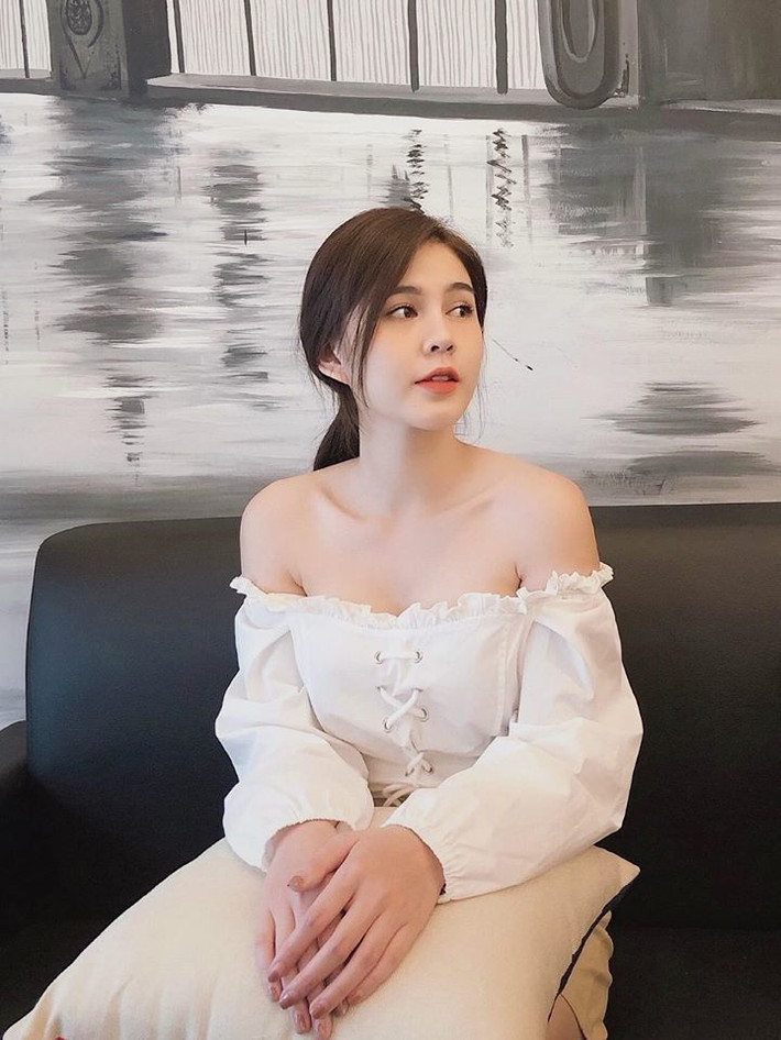 Hiện tại, cô là MC Thể thao của Đài truyền hình K+. 9X nhận được nhiều lời khen nhờ vóc dáng cân đối, gương mặt xinh đẹp tự nhiên.