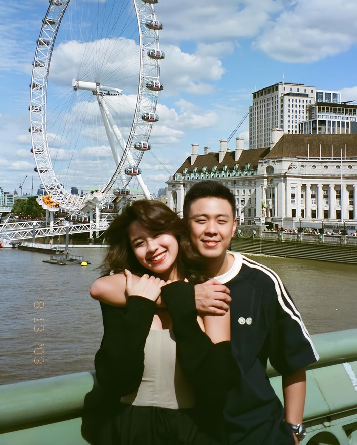 Cô nàng thường xuyên cập nhật những hình ảnh đi du lịch cùng bạn trai khắp mọi nơi, từ châu Âu sang châu Á.