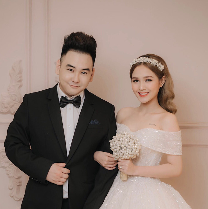 Mới đây, Xemesis chia sẻ bộ ảnh đám cưới của anh khiến khán giả thích thú. Trước đó, "streamer giàu nhất Việt Nam" giàu nhất Việt Nam này cho biết đã cầu hôn thành công bạn gái 17 tuổi.