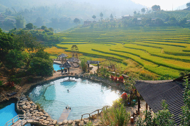 Suối nước nóng Trạm Tấu nằm ở khu 5 thị trấn Trạm Tấu (Yên Bái), cách trung tâm thị trấn khoảng 2km. Nơi đây vừa được dân mạng ví như Bali của Việt Nam.