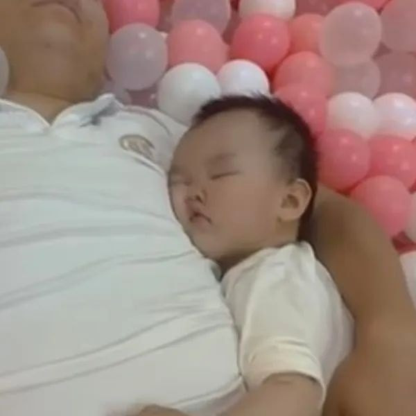 May sao sau đó có mẹ của một bạn nhỏ khác "mách nước chỉ đường", chị vợ mới tìm thấy hai bố con trong nhà bóng. Hóa ra hai bố con vui chơi mệt quá, ôm nhau nằm ngủ luôn trong đấy.