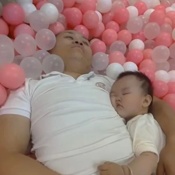 "Lúc tìm được hai bố con nó mà tôi vừa tức vừa buồn cười, chỉ muốn đấm cho ông chồng một cái. Sau đấy tôi có hỏi là anh không sợ con bị ai bế đi mất à thì ông còn bảo anh thấy con ngủ mất tiêu rồi anh mới ngủ, với cả anh ôm con chặt lắm không ai bế đi được đâu". Chị vợ chia sẻ.