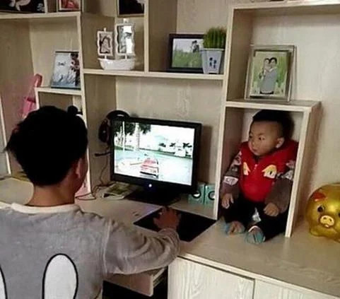 Nhiều bà mẹ nhìn thấy những cảnh này đều phát bực: "Không hiểu kiểu gì con ở với mình thì quấy này đòi kia, mà cứ ở với lão chồng thì im lặng ngoan ngoãn đến thế".
