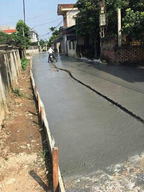 Thấy rõ ràng là con đường bê tông mới hoàn thiện, chưa khô thế nhưng người phụ nữ vẫn cố lao xe vào. Hậu quả để lại một vết cực dài trên đường và chính người phụ nữ cũng không thể duy chuyển được nữa khi bánh xe đã dính bê tông. Một hình ảnh khiến ai cũng phải lắc đầu.