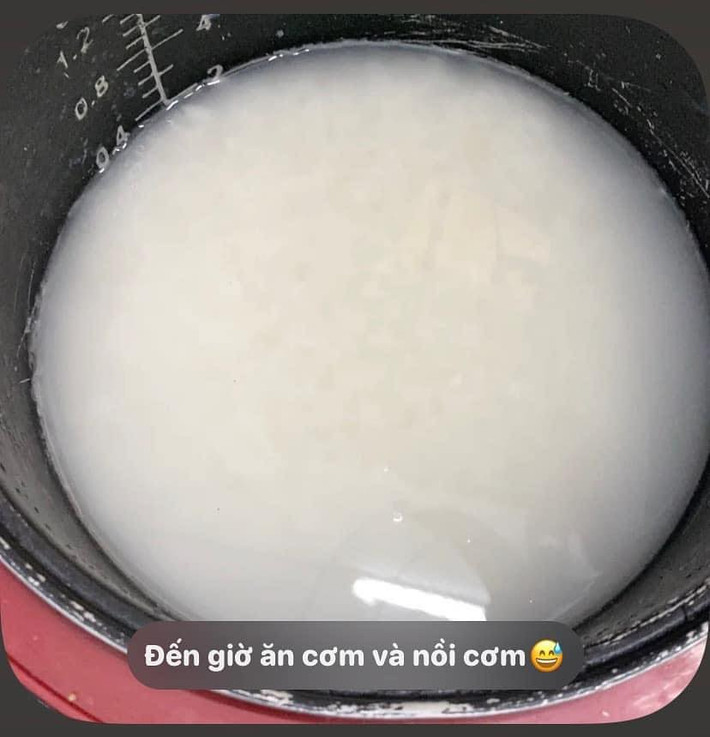 Nấu xong một mâm thức ăn và đến lúc mở nồi cơm thì thấy cảnh này.
