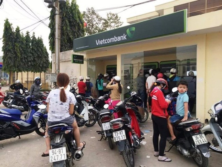 Những ngày 26, 27 Tết là thời điểm sinh viên, người lao động bắt đầu kỳ nghỉ nên đây là lúc các cây rút tiền rơi vào tình trạng quá tải bởi nhiều người muốn có tiền để sắm sửa năm mới trước khi trở về quê.