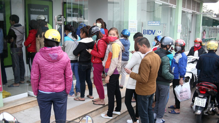 Cận Tết, nhu cầu sử dụng cây ATM cao, chính bởi vậy nhiều ngân hàng không chấp nhận việc rút tiền trái ngân hàng để đảo bảo quyền lợi cho khách hàng của mình. Chính bởi vậy ở nhiều cây, tình trạng những hàng dài chờ đợi trong mệt mỏi tại một địa điểm diễn ra mỗi dịp Tết.