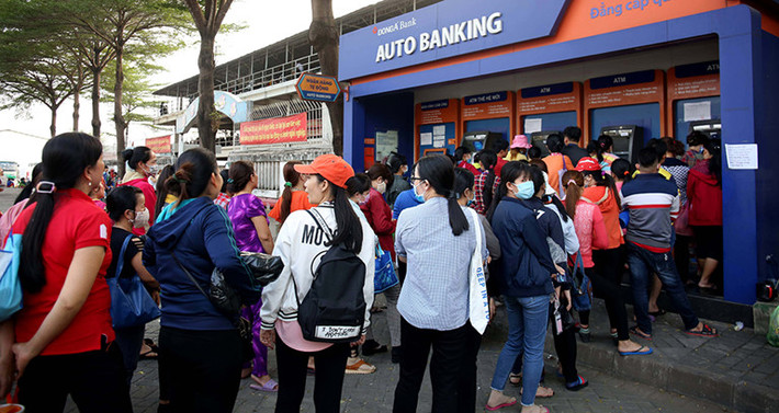 Không phải cứ có thời gian đứng xếp hàng chờ rút tiền là xong, với sống lượng người đông, nhu cầu cao thì rất nhiều cây ATM rơi vào tình trạng hết tiền. Đứng xếp hàng cả tiếng đồng hồ, đến lượt mình thì cây báo không thực hiện được giao dịch, nghĩ đến là thấy giận tím người.