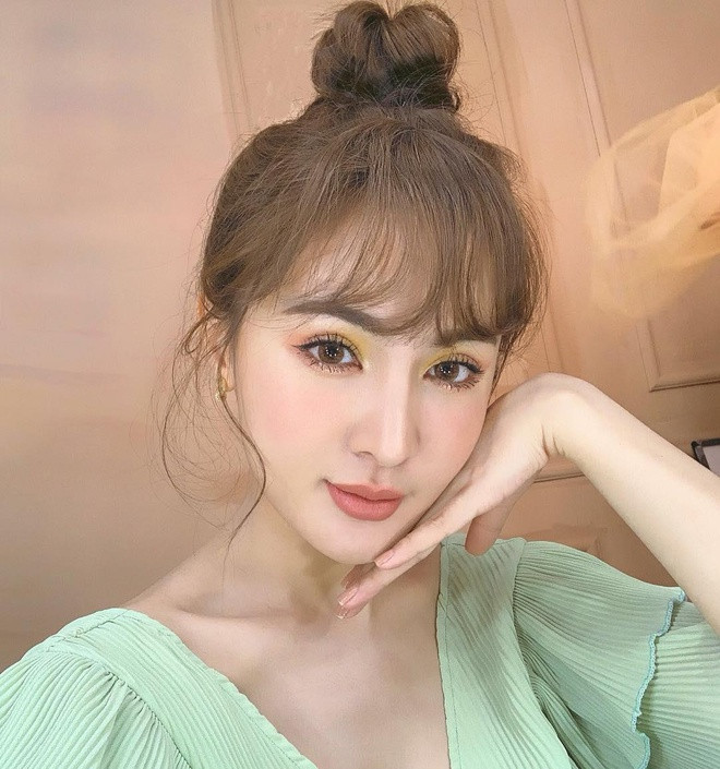 Dân mạng đặt cho Kelly biệt danh "hot girl thẩm mỹ". Cô từng thẳng thắn thừa nhận đã đụng chạm dao kéo vào năm 2013, sau đó tiếp tục phẫu thuật tới 6 lần phần cằm, mũi và mắt để có gương mặt như mong muốn. Trước đó, 9X nhiều lần xuất hiện trước công chúng với nhan sắc kỳ lạ, phần cằm gồ ghề, từng có nguy cơ hoại tử do nhiễm trùng.