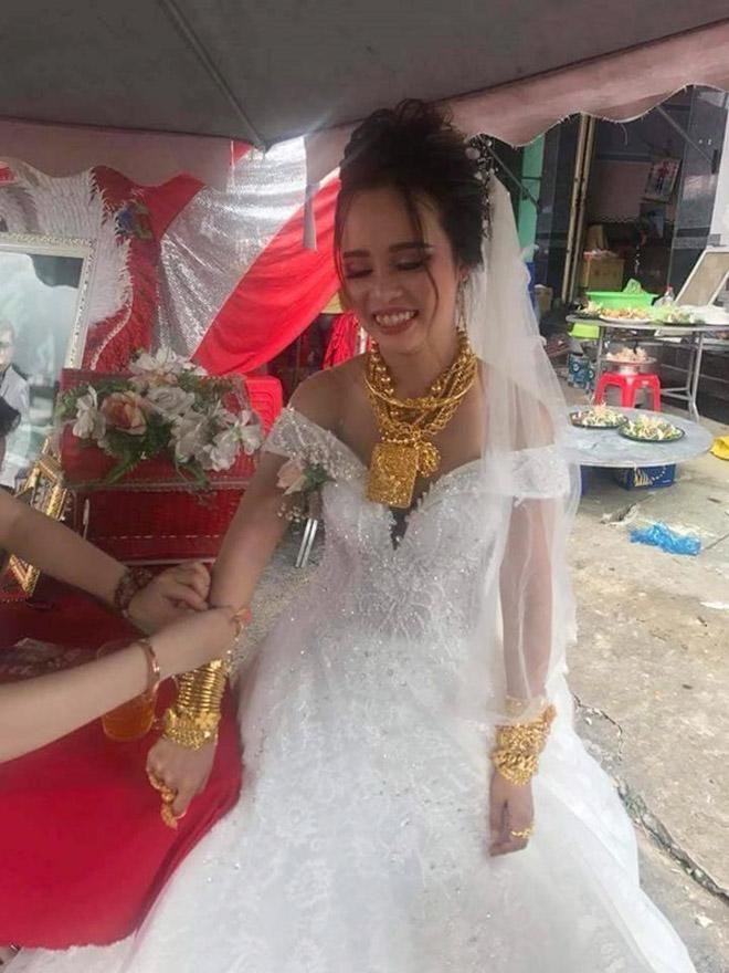 Trước đó, nhiều đám cưới cũng đã gây xôn xao mạng xã hội khi cô dâu được bạn bè, người thân tặng quá nhiều vàng trong ngày trọng đại.