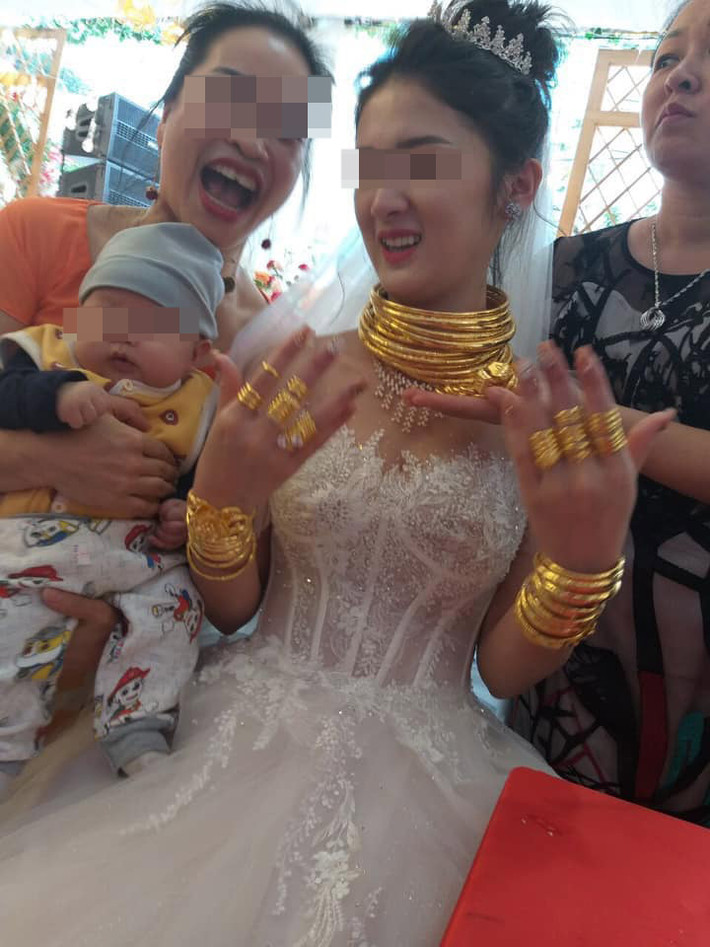 Nhiều người cũng hài hước cho rằng hình ảnh của cô dâu trông thật sự khó khăn khi phải mang những "gánh nặng" này trên người.