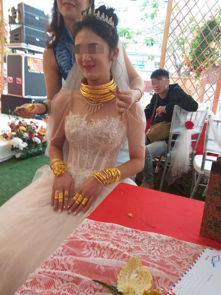 Hình ảnh cô dâu đeo đầy vàng khiến cộng đồng mạng không khỏi xuýt xoa không biết đến bao giờ mới tiêu hết số vàng được cho. "Đã lấy được chồng lại còn đem về được cả đống vàng. Đúng là hạnh phúc nhân đôi" - Một người dùng Facebook bình luận.