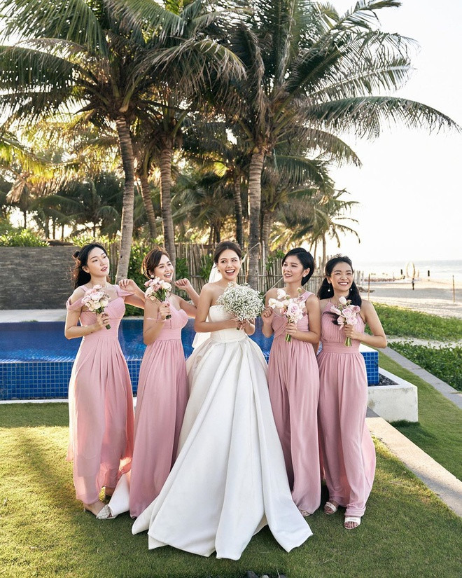 Sau Huyền Lizzie, Phanh Lee là thành viên thứ 2 của hội bạn hot girl sinh năm 1990 lên xe hoa.