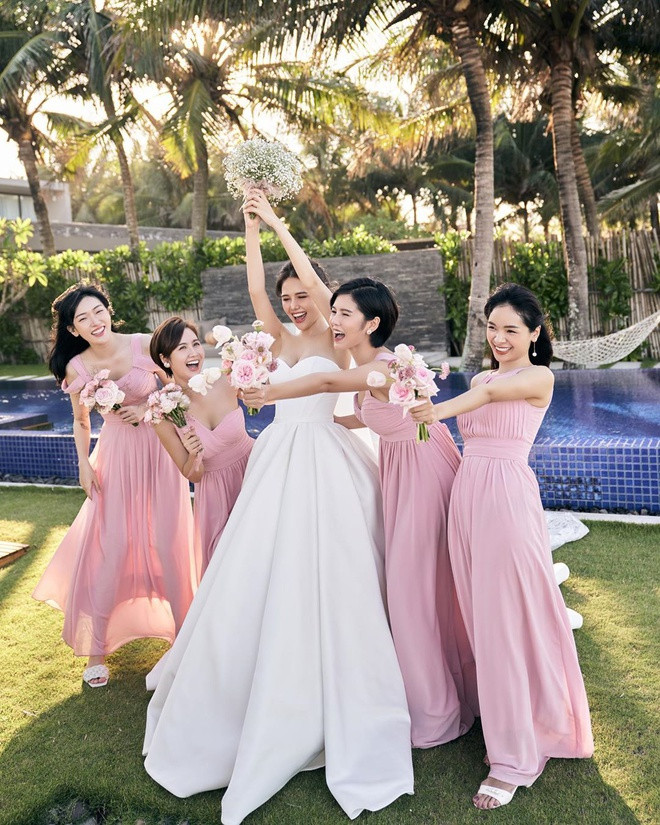 Hậu đám cưới, nữ diễn viên chia sẻ sẽ tạm dừng đóng phim trong thời gian tới. Song đến hiện tại cô nàng vẫn quyết giấu khuôn mặt của chồng đại gia trước công chúng.