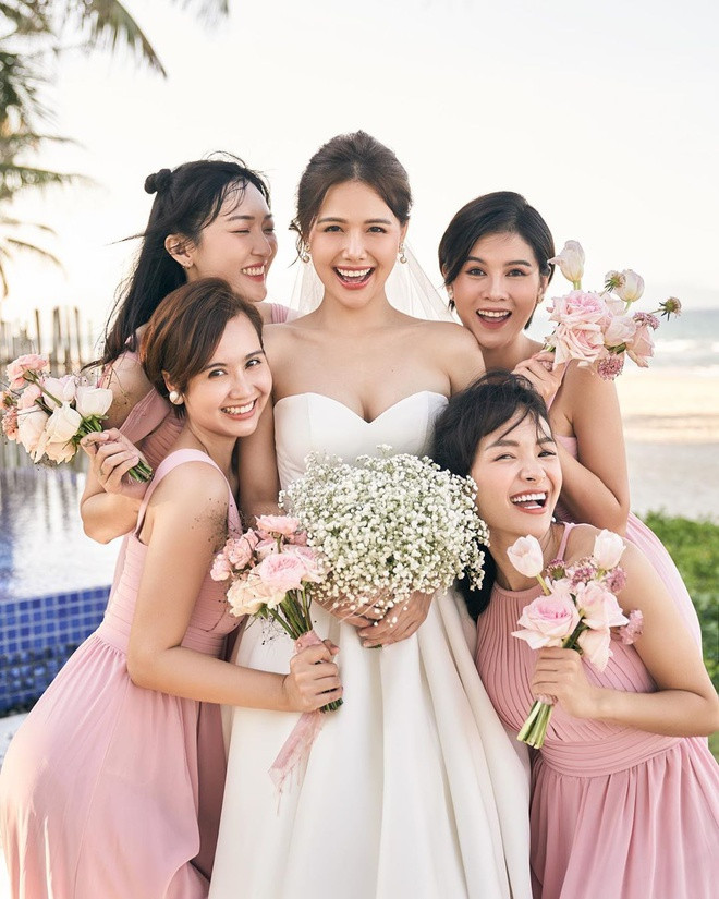 Ngoài ra còn có hot girl Linh Sugar được biết đến là một trong những hot girl Hà thành đời đầu.