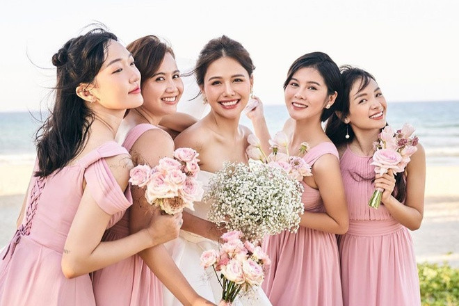 Mới đây, Phanh Lee tiếp tục tung ra thêm loạt hình ảnh chụp cùng dàn phù dâu vô cùng xinh đẹp. Chỉ với ít khoảnh khắc tuyệt xinh của dàn hot girl lần đầu được hé lộ, sự kiện lập tức được hâm nóng trở lại.